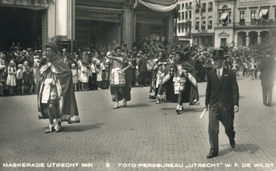 109455 Afbeelding van de maskerade-optocht ter gelegenheid van de viering van het 59e lustrum van de Utrechtse ...